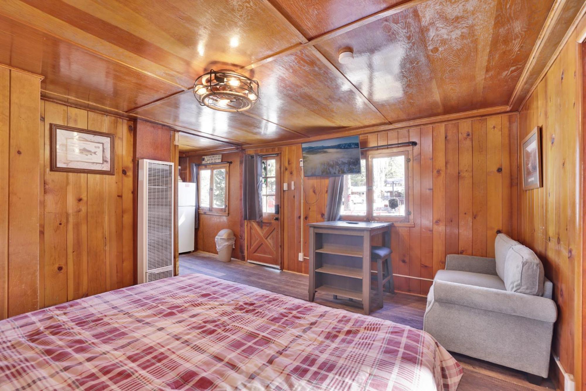 Big Pines Couple Lakeview Studio Cabin By Big Bear Vacations بيغ بير لاكي، سان بيرناردينو، كاليفورنيا المظهر الخارجي الصورة